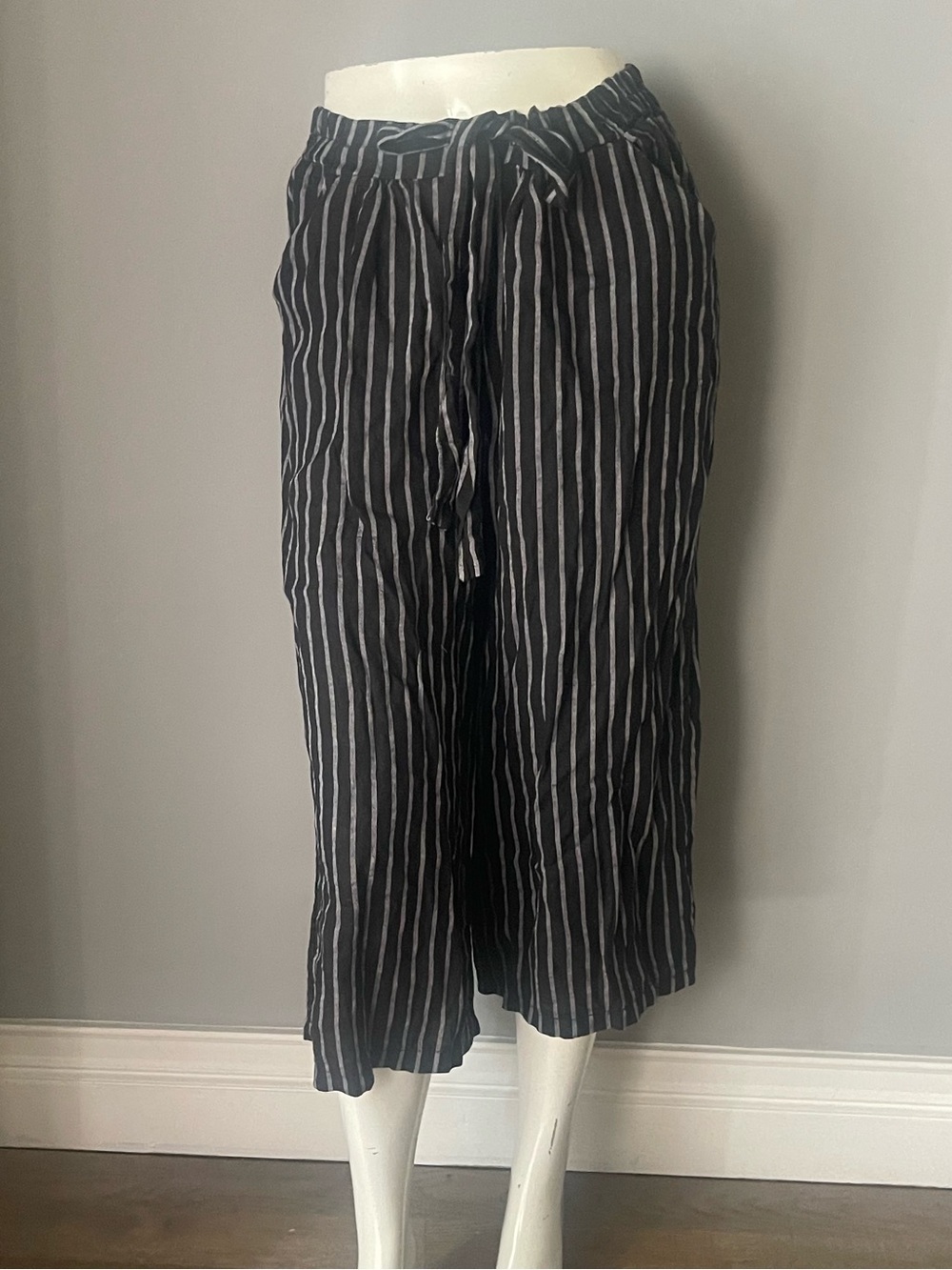 Black and White Vertical Stripe Wide-Leg Cropped Pants